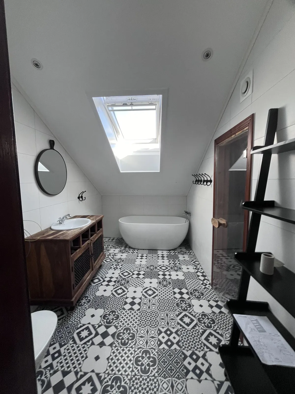 Badrumsrenovering Harplinge – Badrum med mönstrat klinkergolv, badkar och glasbyggblock